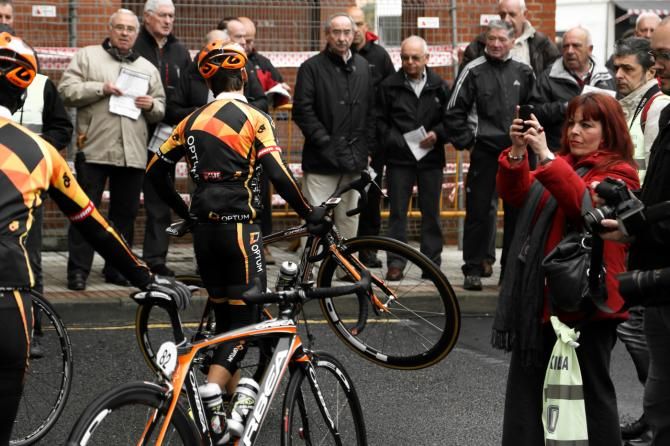 Fans intently watch the proceedings at the Klasika Primavera de Amorebieta sign-in stage