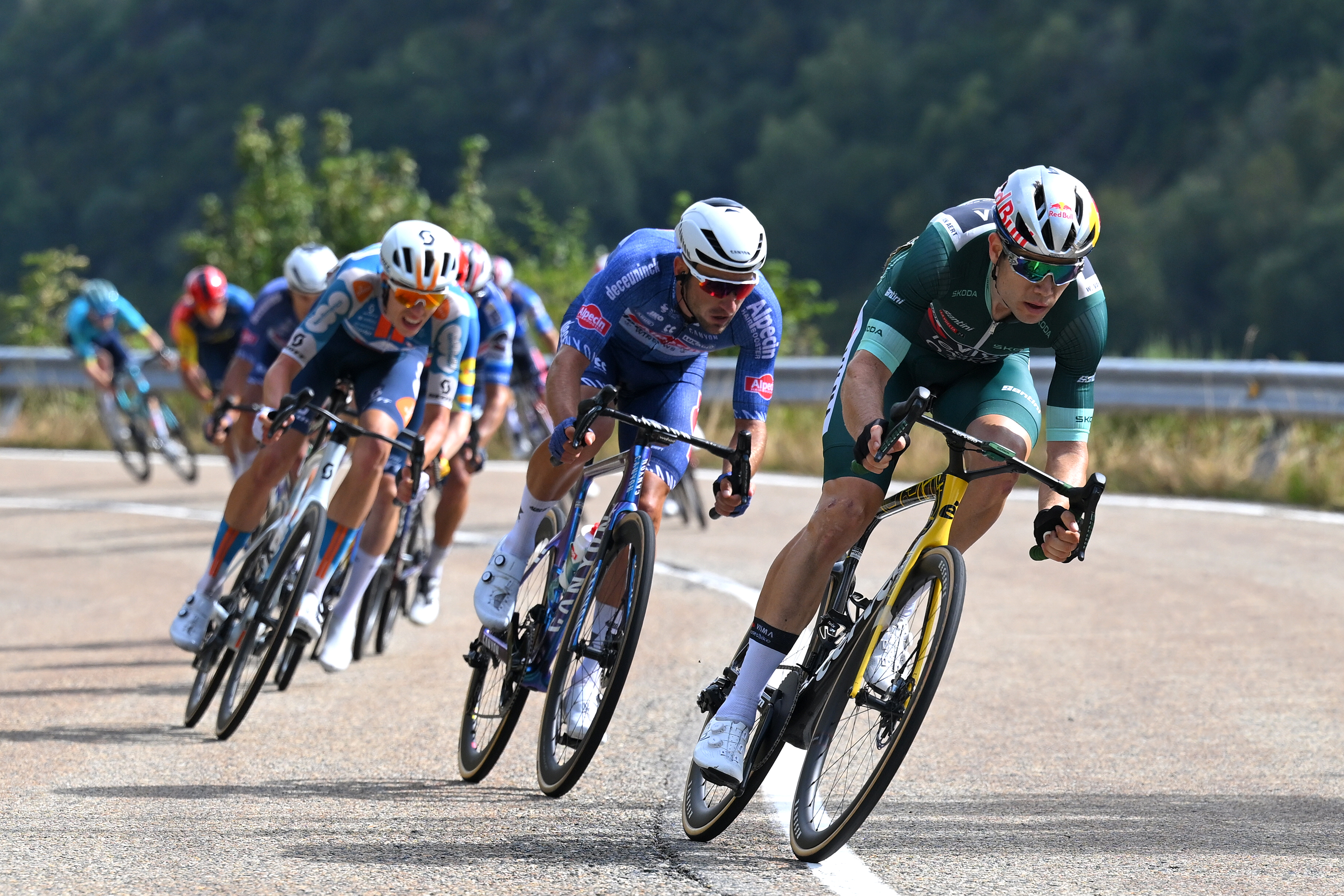 Kaden Groves beats Wout van Aert in two-up sprint on Vuelta a España Stage 14 Kaden Groves beats Wout van Aert in two-up sprint on Vuelta a España Stage 14