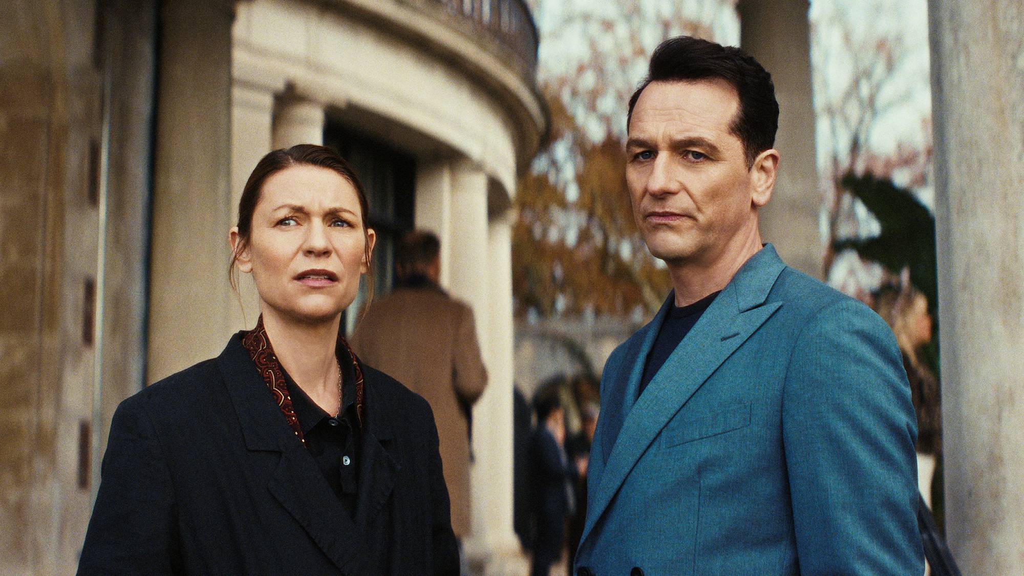 Claire Danes as Aggie Wiggs and Matthew Rhys as Nile Jarvis in &quot;The Beast in Me&quot; on Netflix