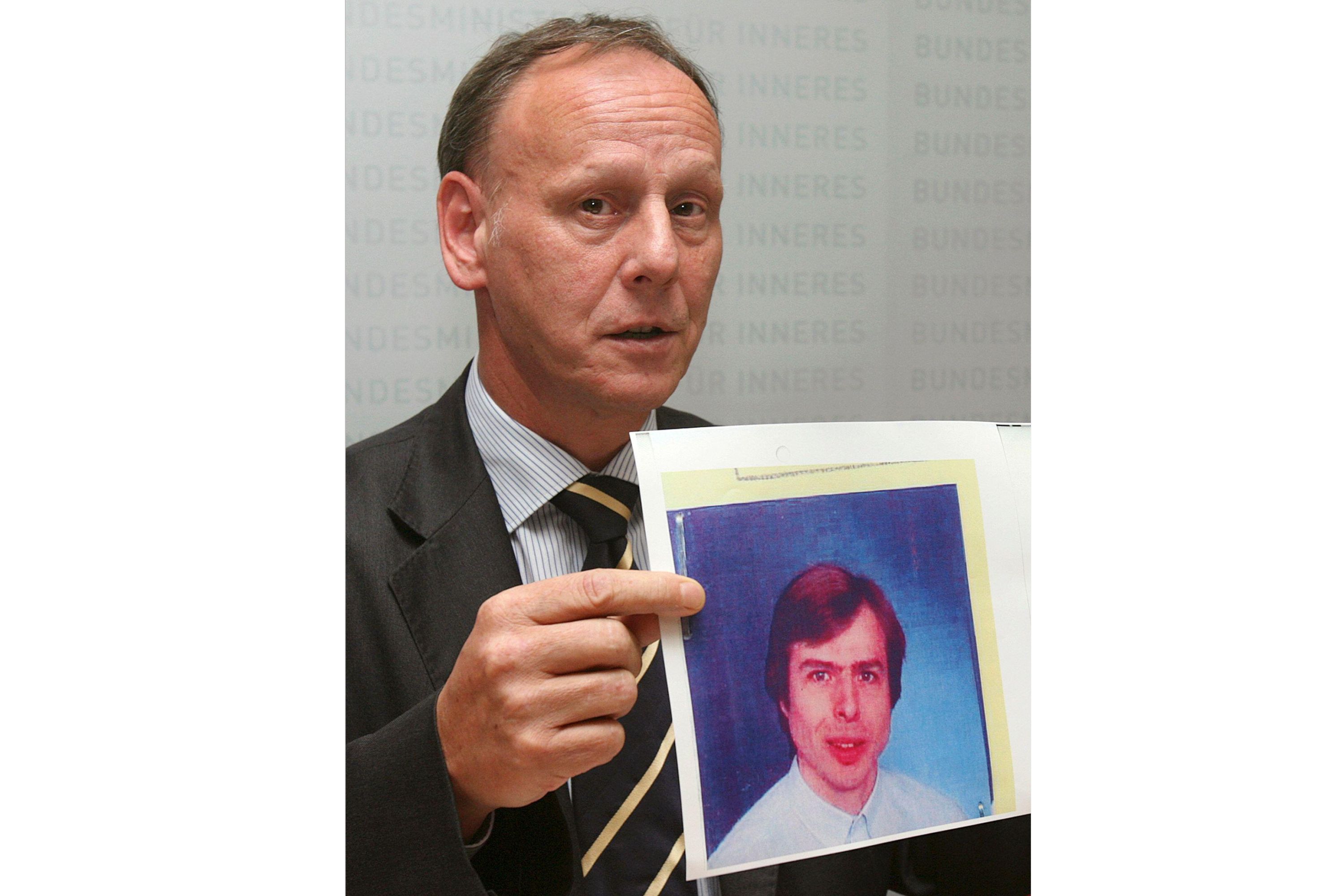 Former Austrian police commander Herwig Haidinger holds up a picture of Natascha Kampuschs kidnapper Wolfgang Priklopil during a news conference in Vienna in this August 23, 2006 file photo