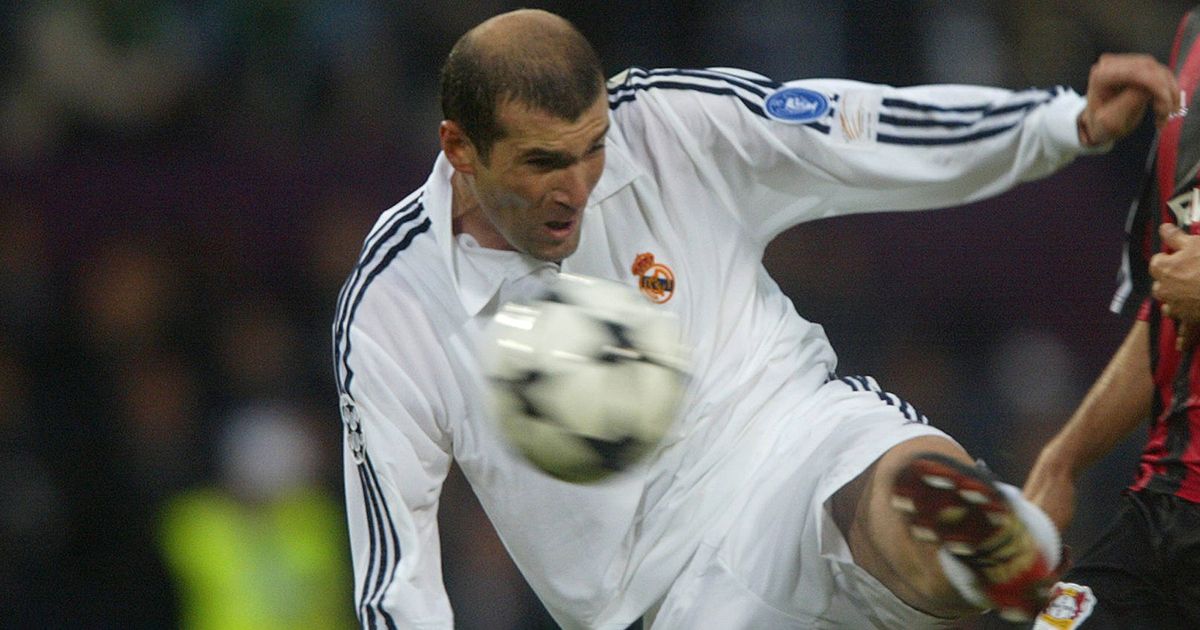 Real Madrid&#039;s Zinedine Zidane shoots to score the second goal during the Champions League final opposing Real Madrid to Bayern Leverkusen, 15 May 2002 in Glasgow. AFP PHOTO DAMIEN MEYER