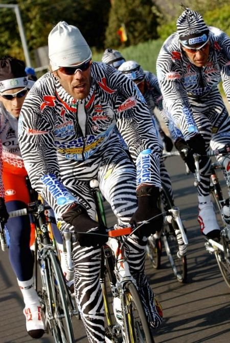 2002 Worlds: The one-and-only Mario Cipollini puts in some pre-race training time at Zolder, Belgium resplendent in the one-and-only kit of his trade team Acqua &amp; Sapone