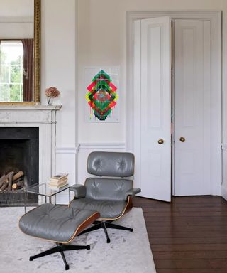 A living room with a Le Corbusier leather chair