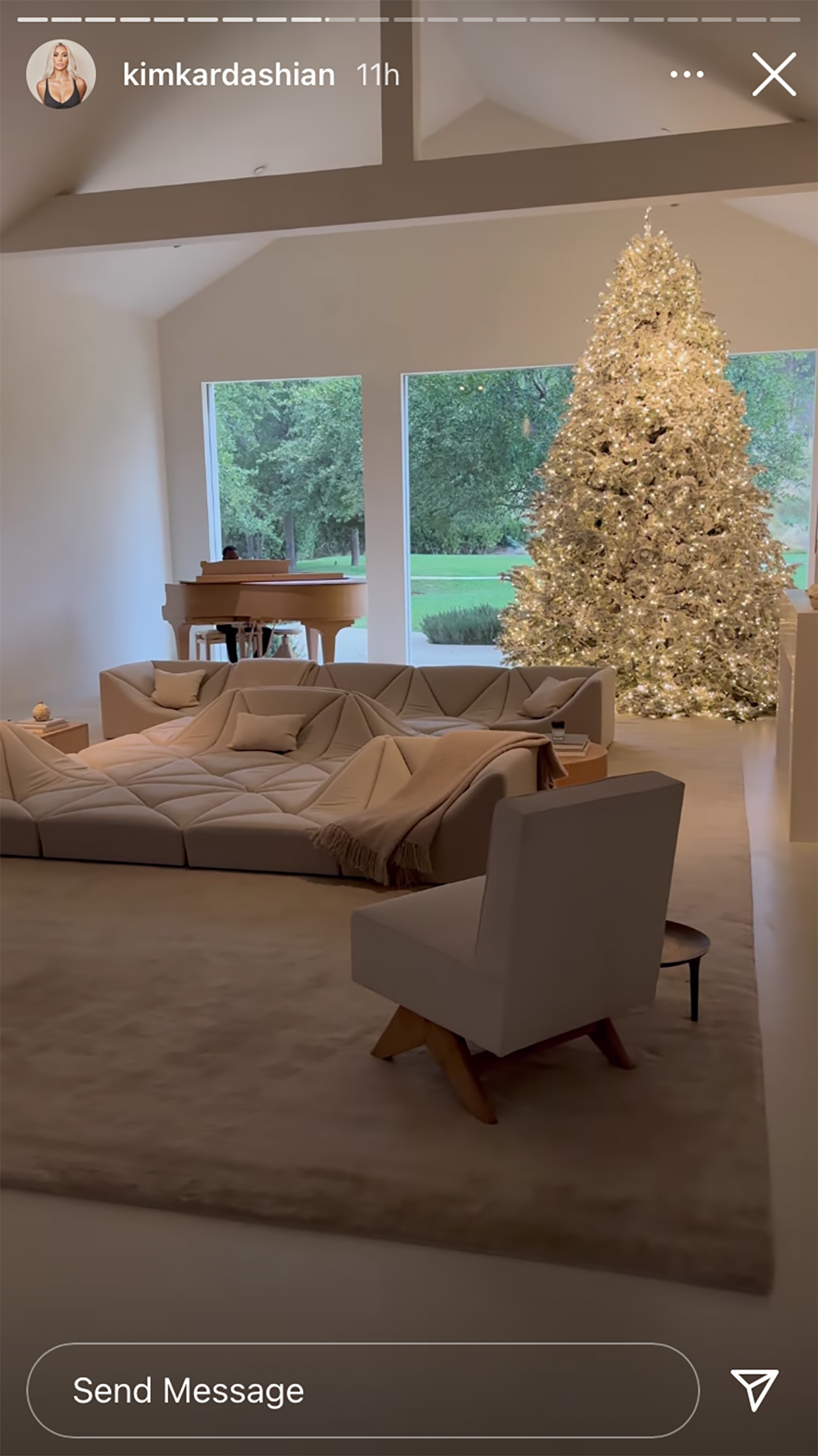 Kim Kardashians riesiger Wohnzimmer-Weihnachtsbaum.