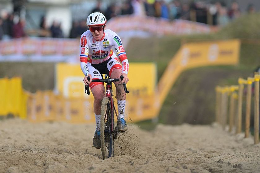 French Amandine Fouquenet competes the women elite race of the "Noordzeecross" cyclocross cycling event, the last race of the Superprestige competition, in Middelkerke on February 7, 2026. (Photo by DAVID PINTENS / Belga / AFP) / Belgium OUT