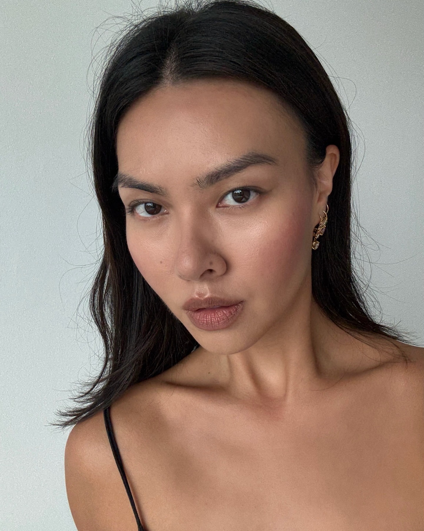 An image of a woman with defined eyebrows.