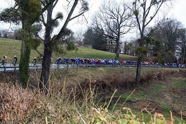 The bunch comes along at high speed.