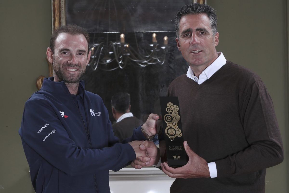 Miguel Indurain hands Alejandro Valverde the 2018 V&eacute;lo d'Or