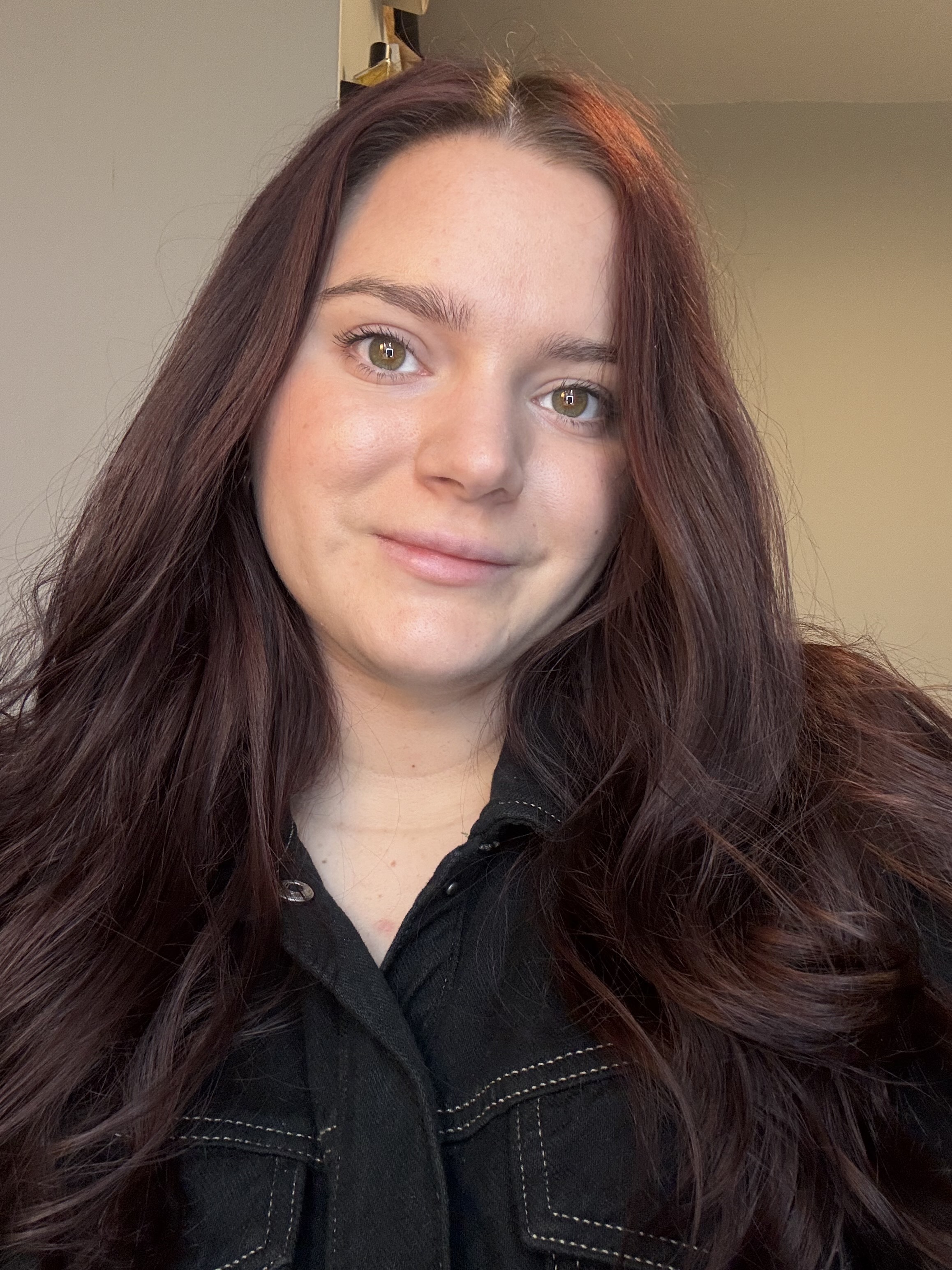 Brooke Knappenberger tests urban decay 24/7 glide-on waterproof eyeliner pencil before application