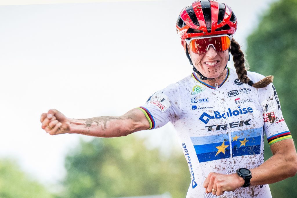 Lucinda Brand celebrates as she crosses the finish line to win the women&#039;s elite race of the Berencross Meulebeke