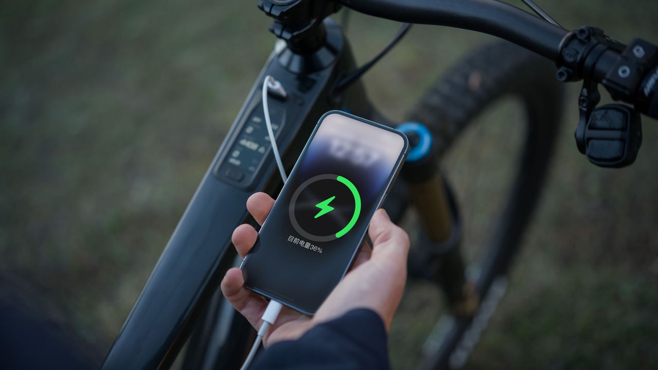 A phone connected to the DJI Amivox e-bike system