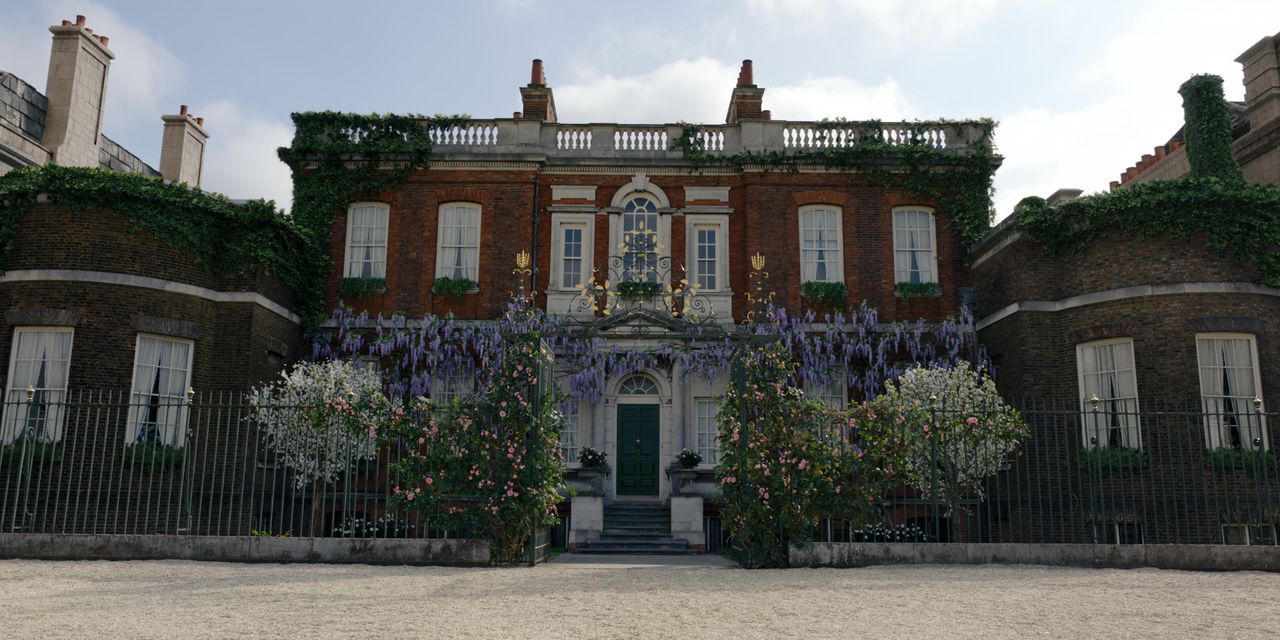 outside the Bridgerton family home covered in wisteria