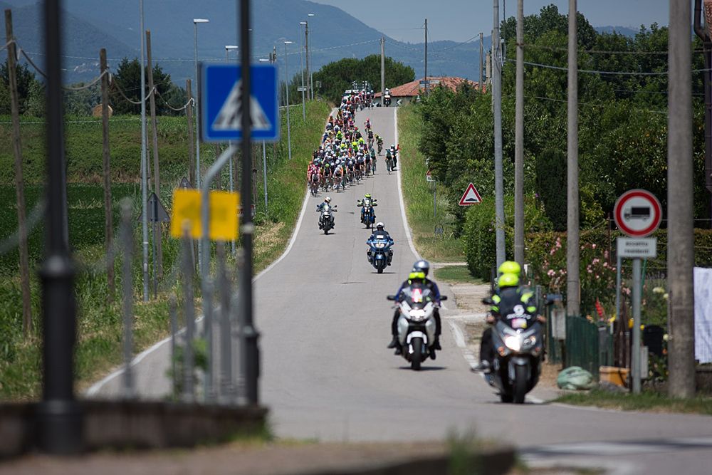 The peloton stretches out during the Giro Rosa 2016 - Stage 3