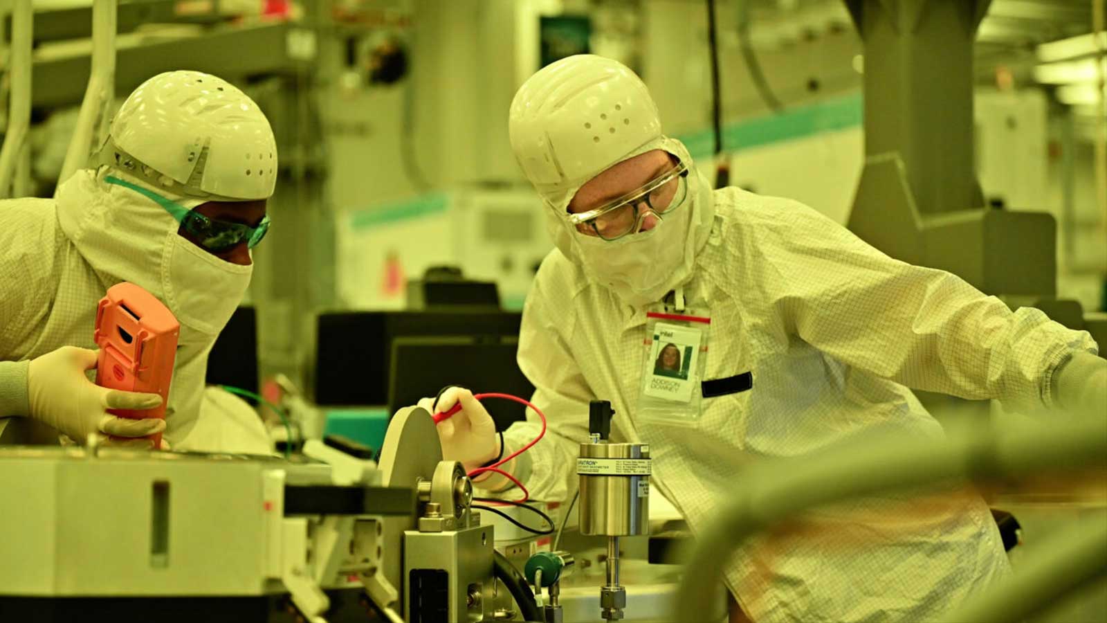 Intel запатентовала технологию интеграции MicroLED в упаковку процессоров Инженеры Intel работают в чистой комнате