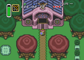 Link står med skölden redo utanför ett hus i en grön skog i retrospelet The Legend of Zelda: A Link to the Past.