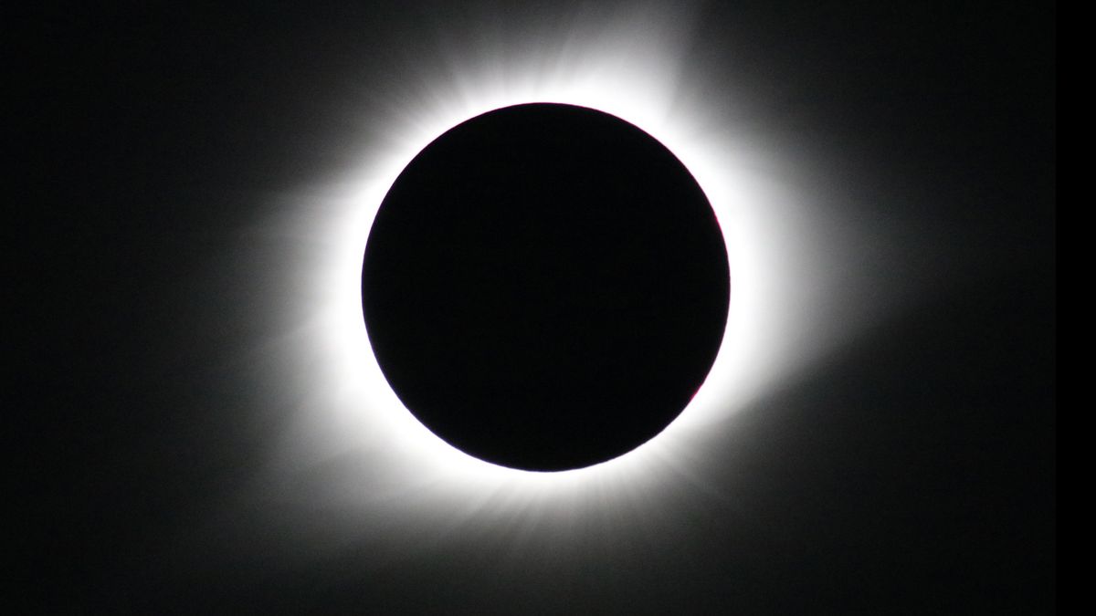 NASA says you shouldn't point your camera directly at the eclipse today ...