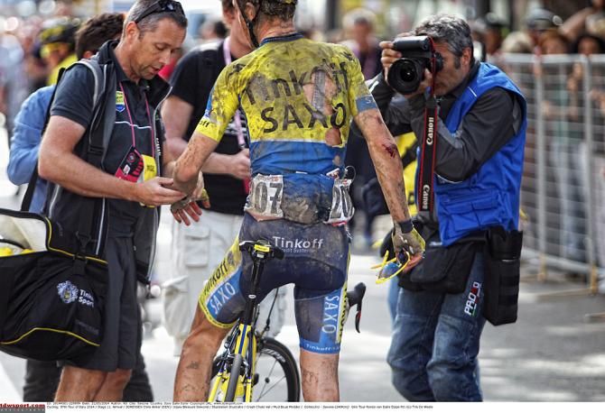 Kurt Alse Arvesen (Tinkoff-Saxo) crashed in the mud