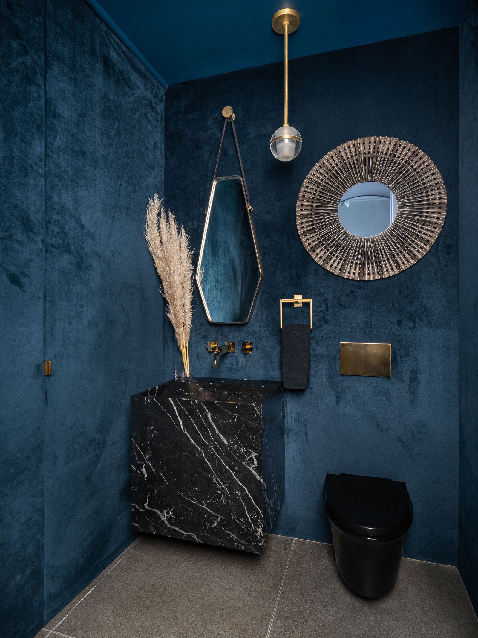 This Manhattan Home has a Wow-Factor Powder Room You Need to See