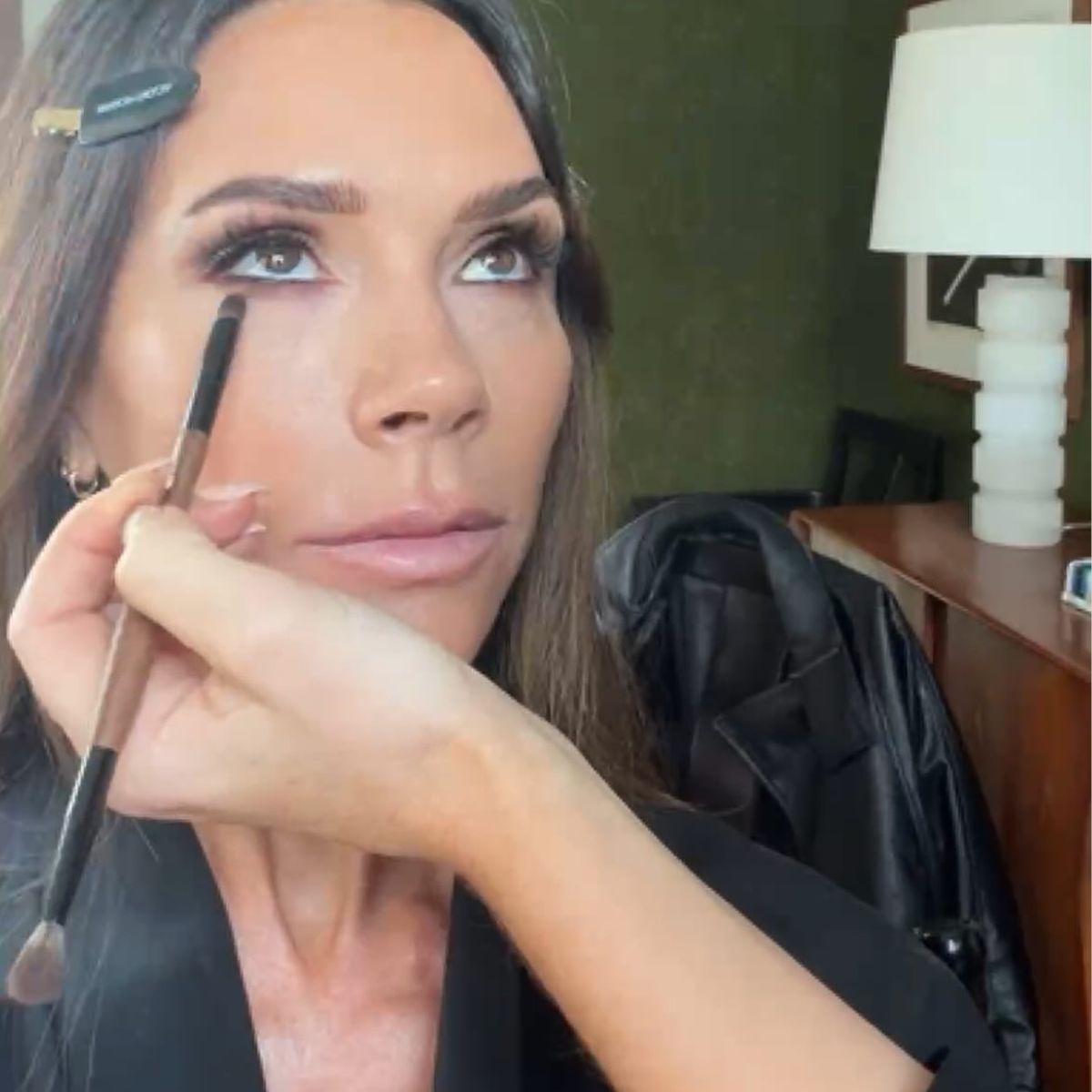 @victoriabeckham having her eye shadow applied by a MUA