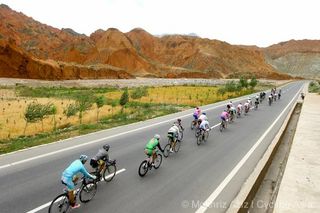 The peloton lined out on stage 2 of Qinghai Lake