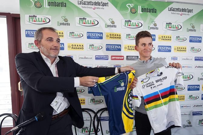 Michael Kwiatkowski gives the media a look at his new rainbow jersey