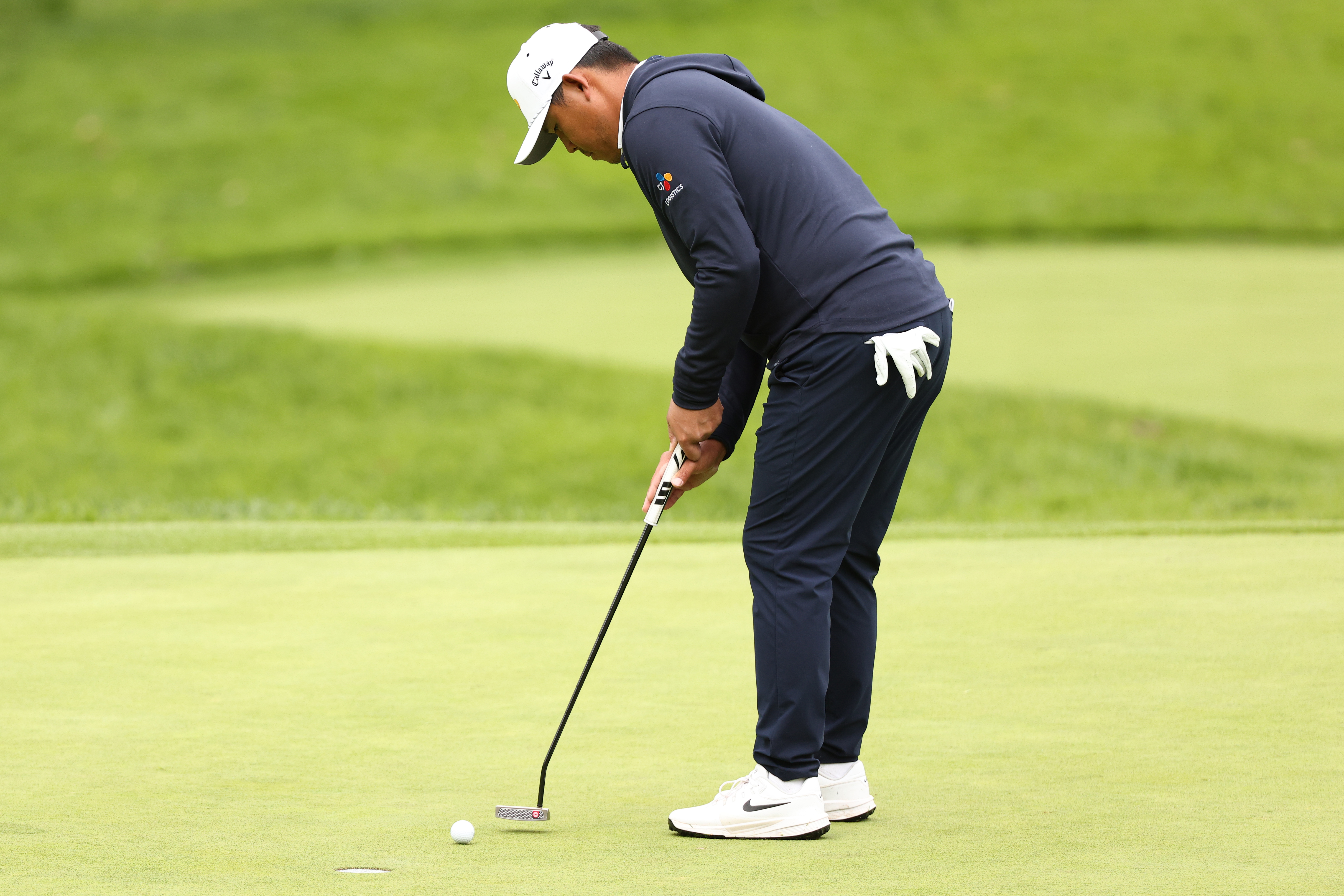 Si Woo Kim putts on the sixth green during the second round of The Genesis Invitational