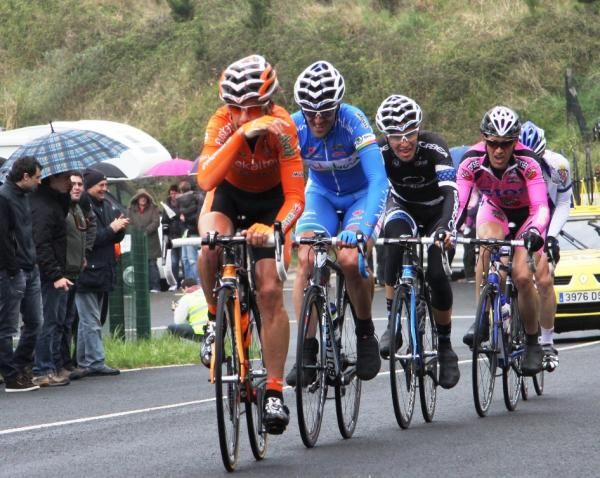 Amets Txurruka (Euskaltel - Euskadi) sets the pace in the break.