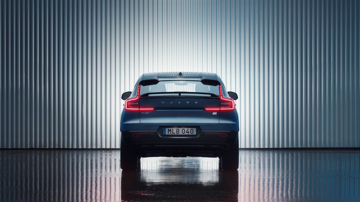 Rear shot of the Volvo C40 Recharge in a hanger