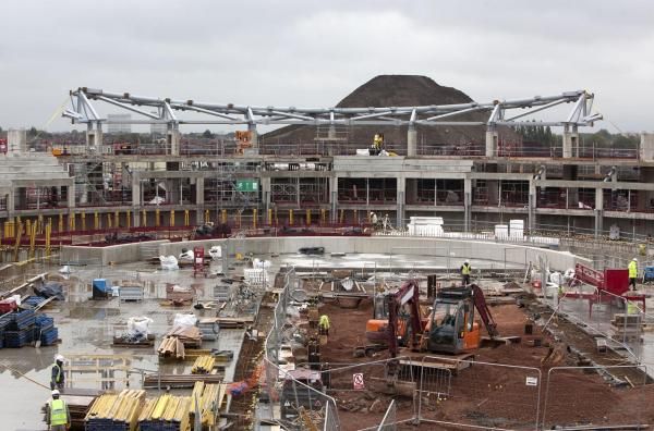 The first part of the structure that will eventually hold up the velodrome's roof has been erected.