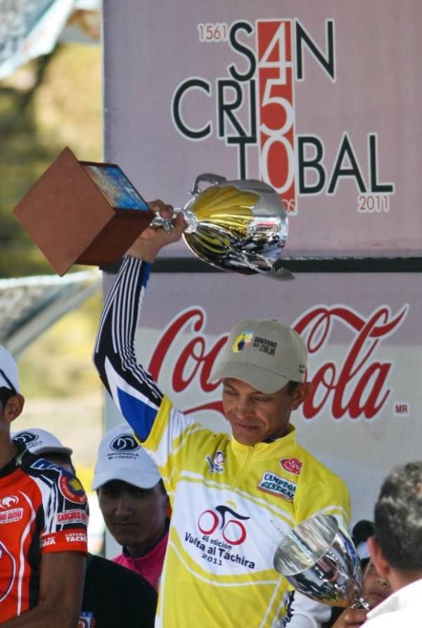 Vuelta al Tachira winner Manuel Medina (Gobierno Del Zulia) shows off his trophy.