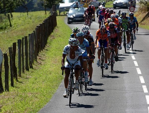 Paolo Bettini (Quick Step) checks out Davide Rebellin (Gerolsteiner).