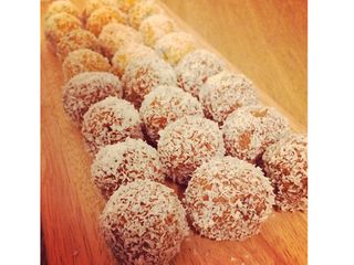 Coconut protein balls
