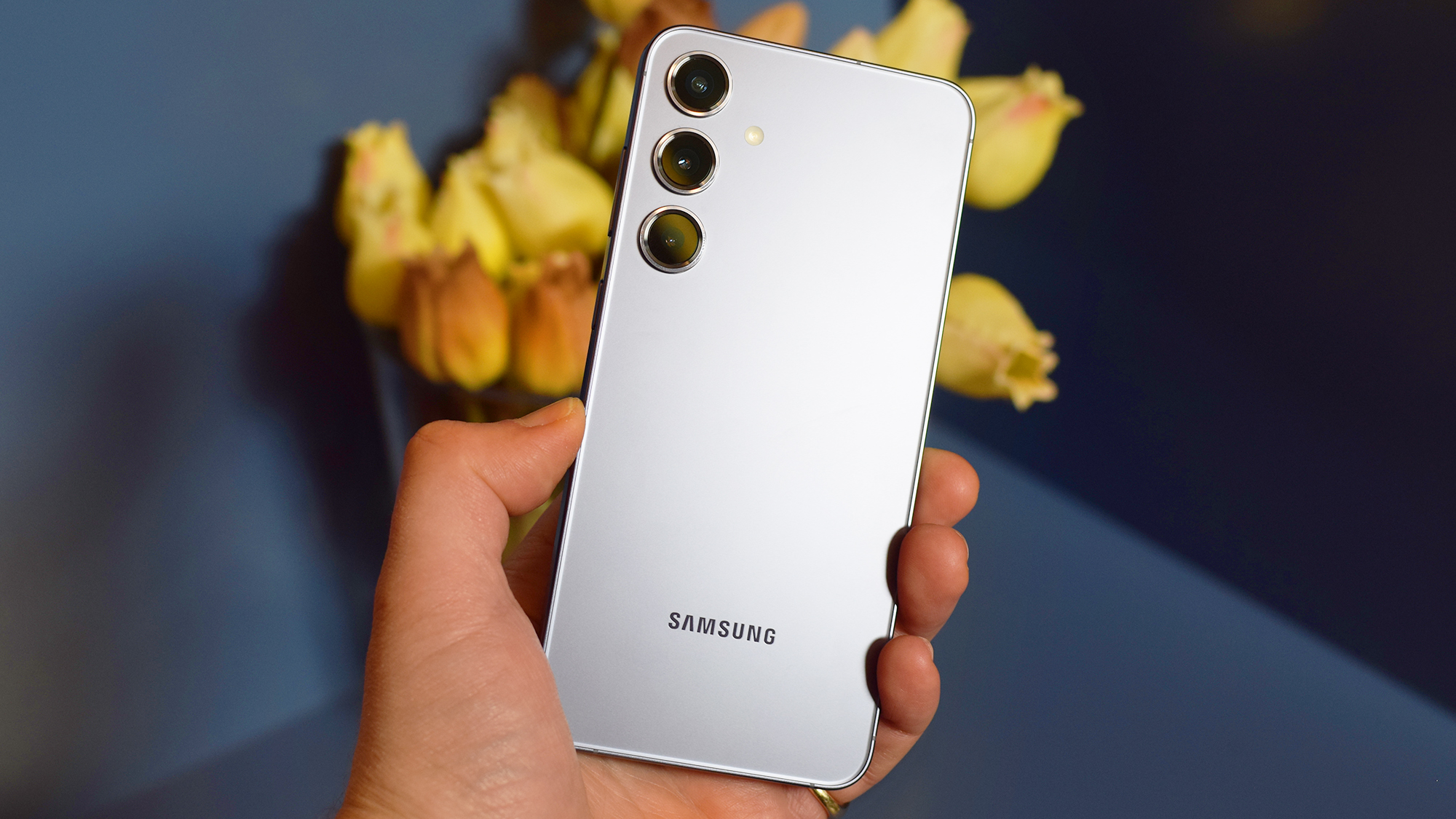 Samsung ​Galaxy S24 hands-on with back view straight⁤ white