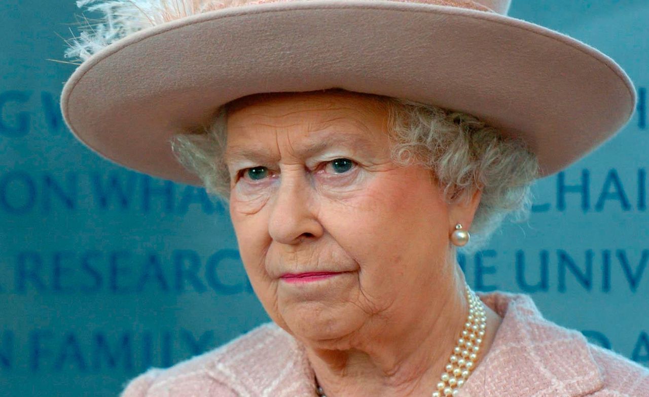 CAMBRIDGE, ENGLAND - FEBRUARY 2: (NO PUBLICATION IN UK MEDIA FOR 28 DAYS) Queen Elizabeth II during a tour of the newly opened Cancer Research UK Cambridge Research Institute at Cambridge University on February 2, 2007 in Cambridge, England. (Photo by POOL/ Tim Graham Picture Library/Getty Images)