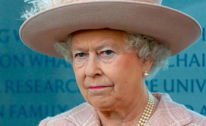 CAMBRIDGE, ENGLAND - FEBRUARY 2: (NO PUBLICATION IN UK MEDIA FOR 28 DAYS) Queen Elizabeth II during a tour of the newly opened Cancer Research UK Cambridge Research Institute at Cambridge University on February 2, 2007 in Cambridge, England. (Photo by POOL/ Tim Graham Picture Library/Getty Images)