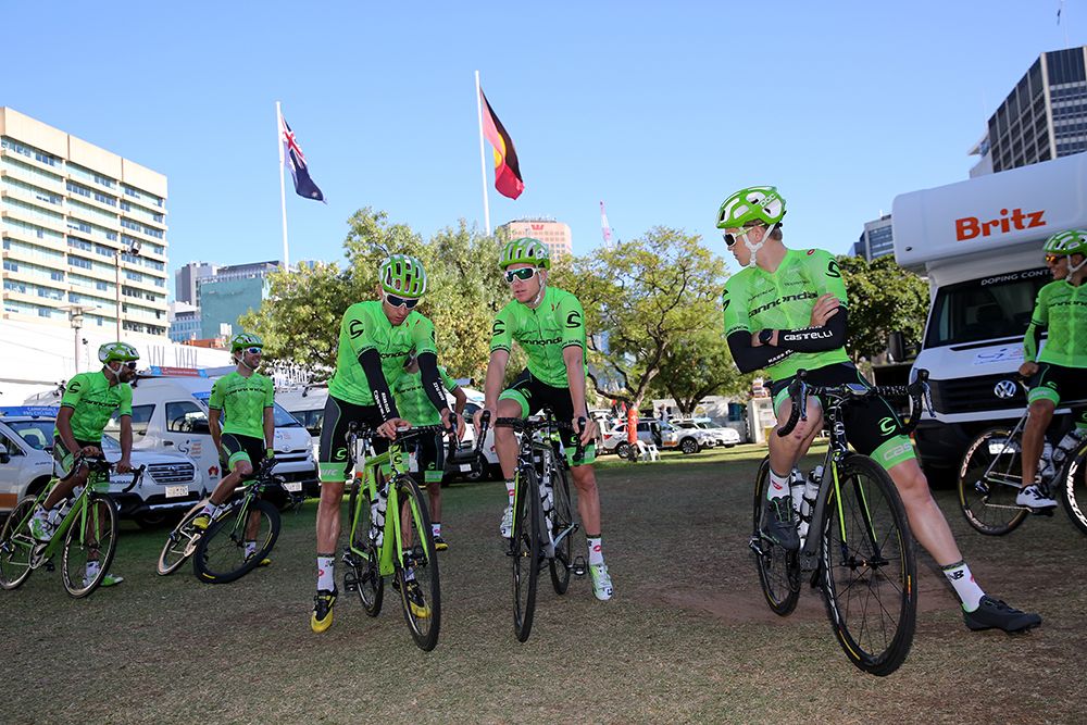 The Cannondale team gets ready to ride