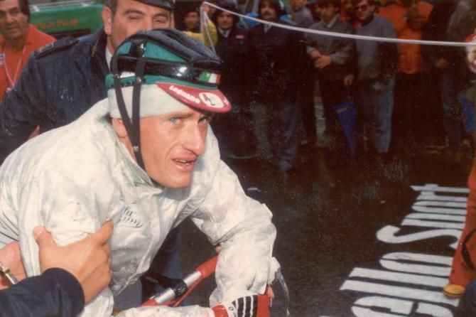 Orlando Maini in pain after surviving over the Gavia in the snow