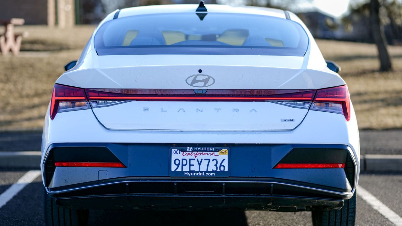 2025 Hyundai Elantra Hybrid Limited test drive review.