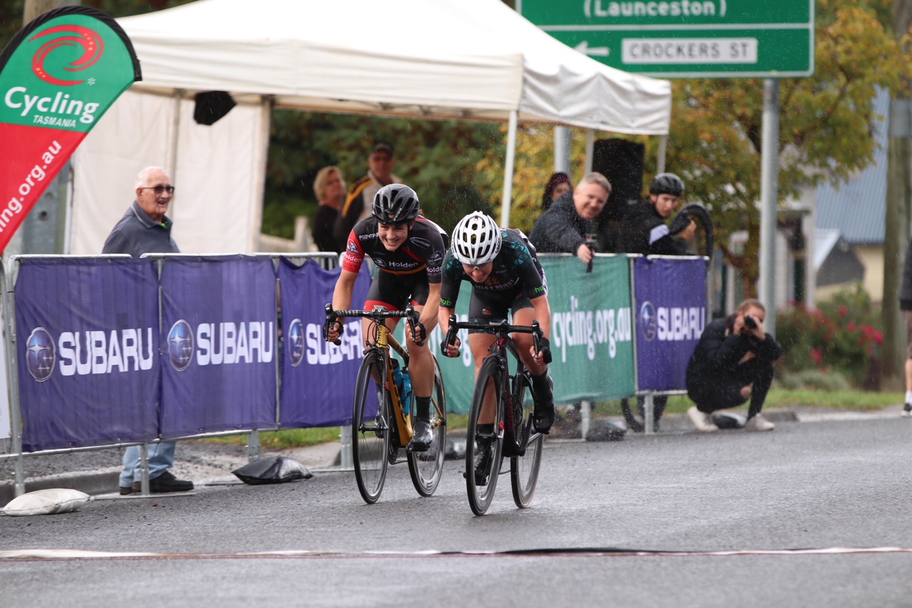 Sharlotte Lucas beats Grace Brown in the sprint to claim the Oceania title