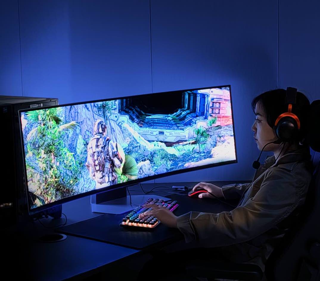 En person spelar framför en monitor