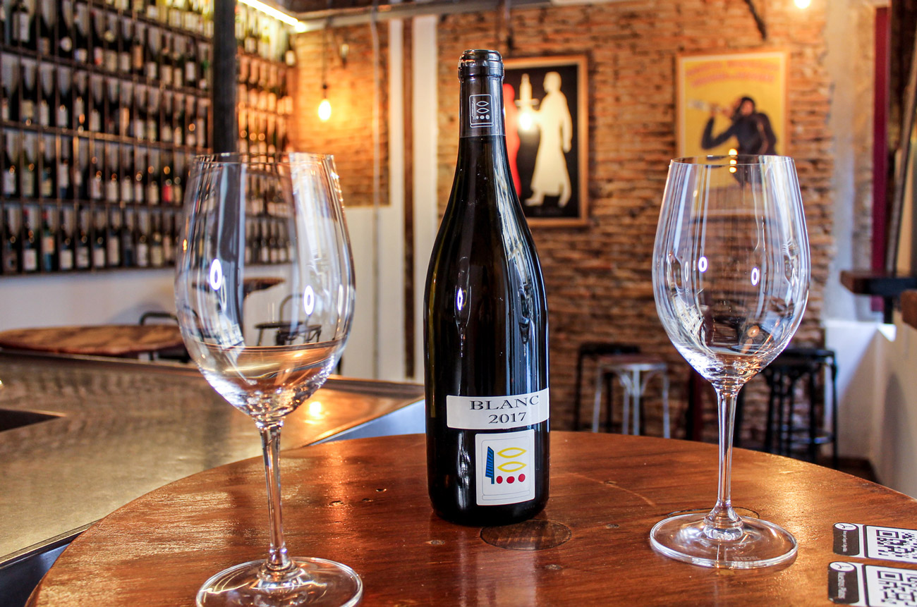 A bottle of wine and two glasses on a table