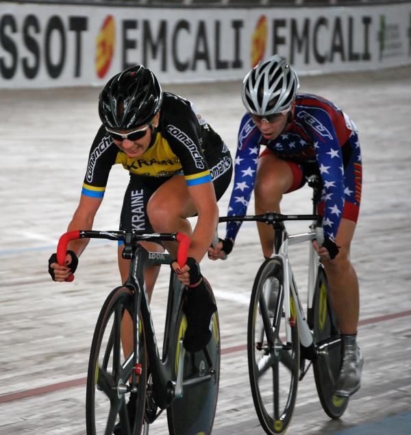 Jarmilla Machacova leads Sarah Hammer en route to lapping the field in the women's omnium points race.