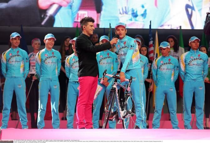 Michele Scarponi is presented to the crowd