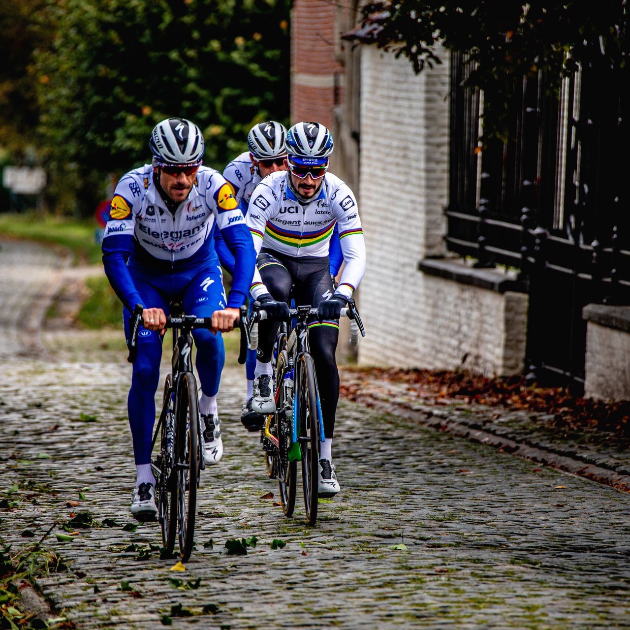 Devenyns and Alaphilippe on the rough surface of the Molenberg