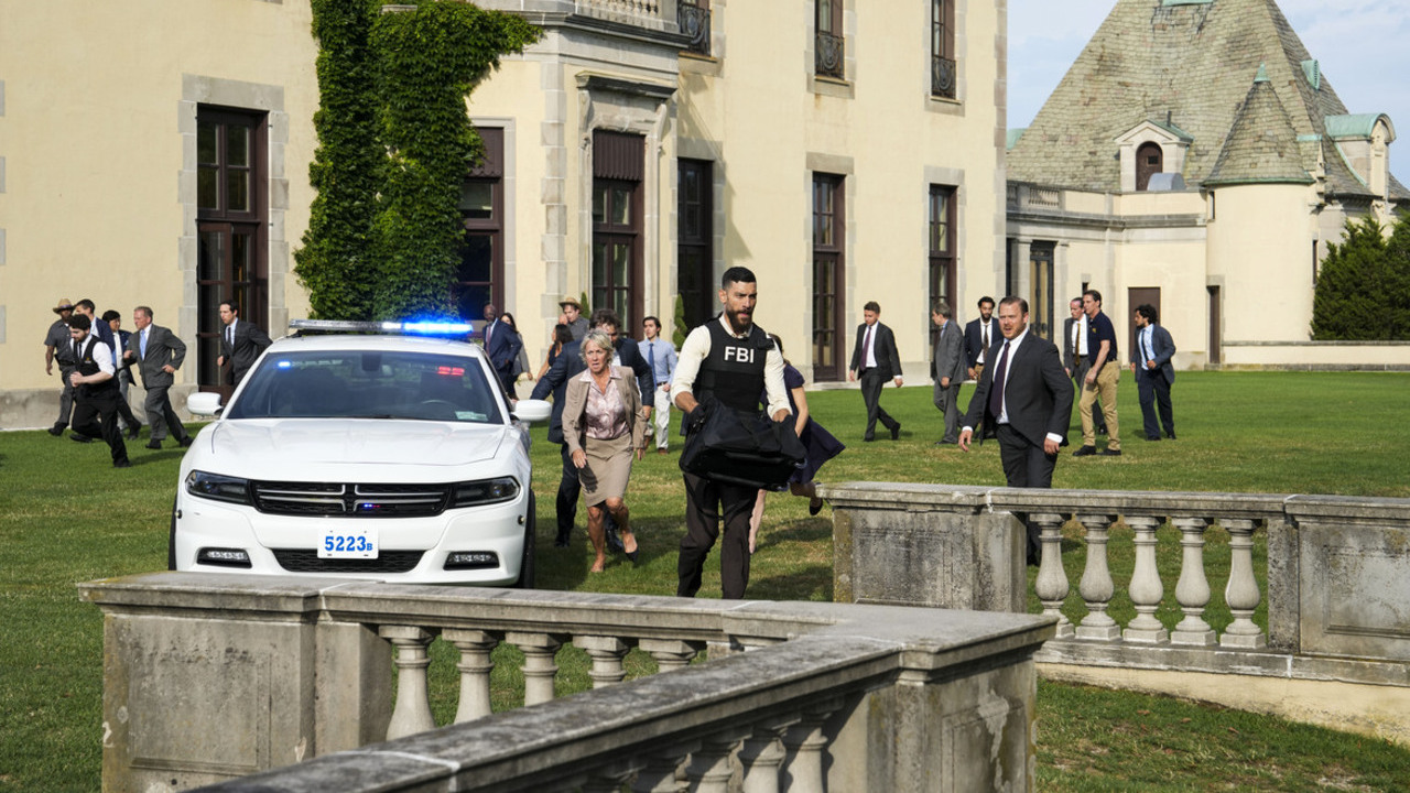 Zeeko Zaki como OA corriendo con una bomba en el estreno de la temporada 5 del FBI
