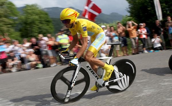 Alberto Contador (Astana) hammers up the climb in the stage 18 TT