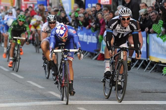 It was close but Nacer Bouhanni (FDJ) won stage 2 at Etoile de Bess&egrave;ges ahead of John Degenkolb (Giant-Shimano)