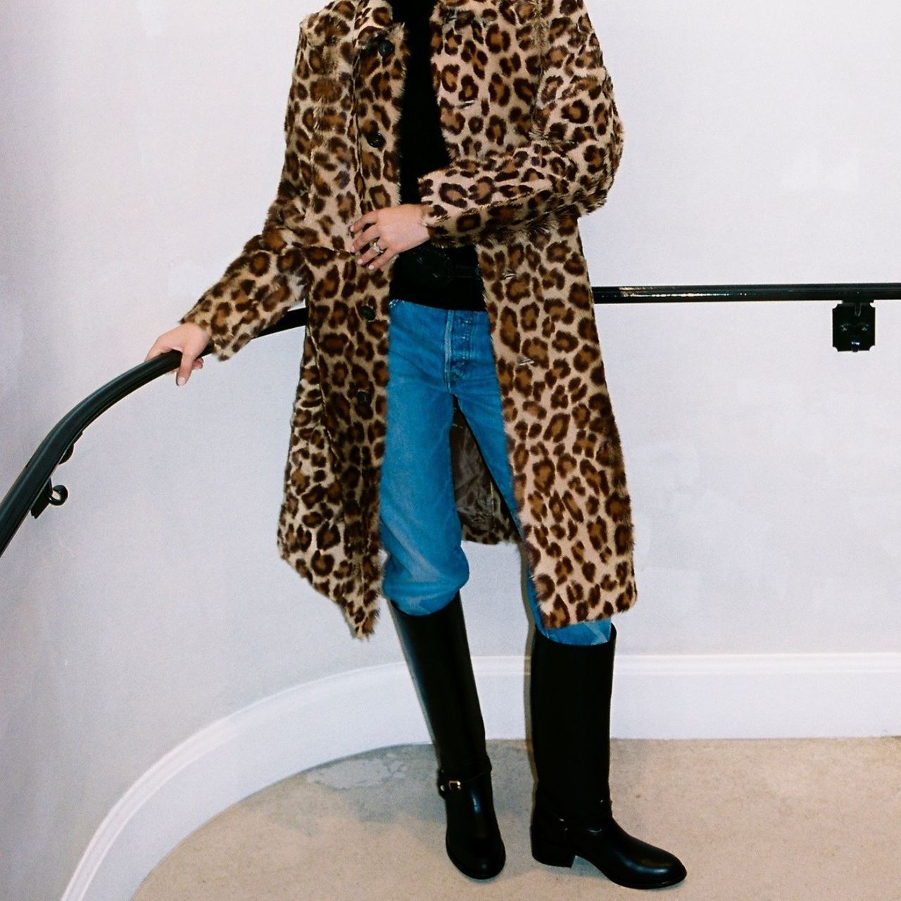 @styledsara wearing riding, one of the most stylish winter shoes for women.