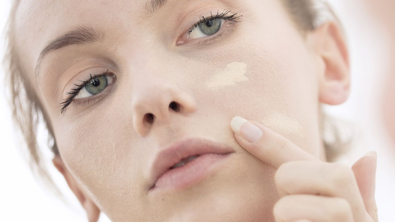 woman applying makeup