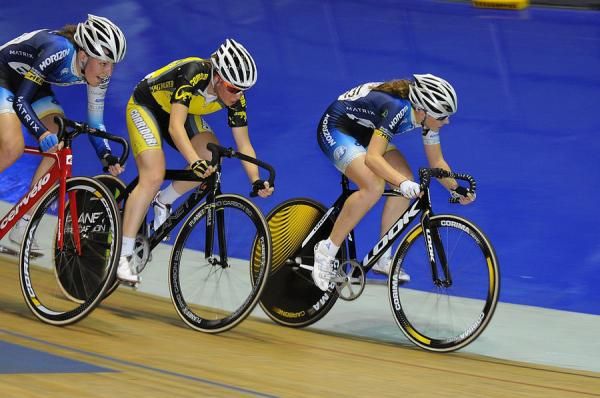 Hannah Rich (r) and teammate Dani King (far left) mark the front of the bunch.